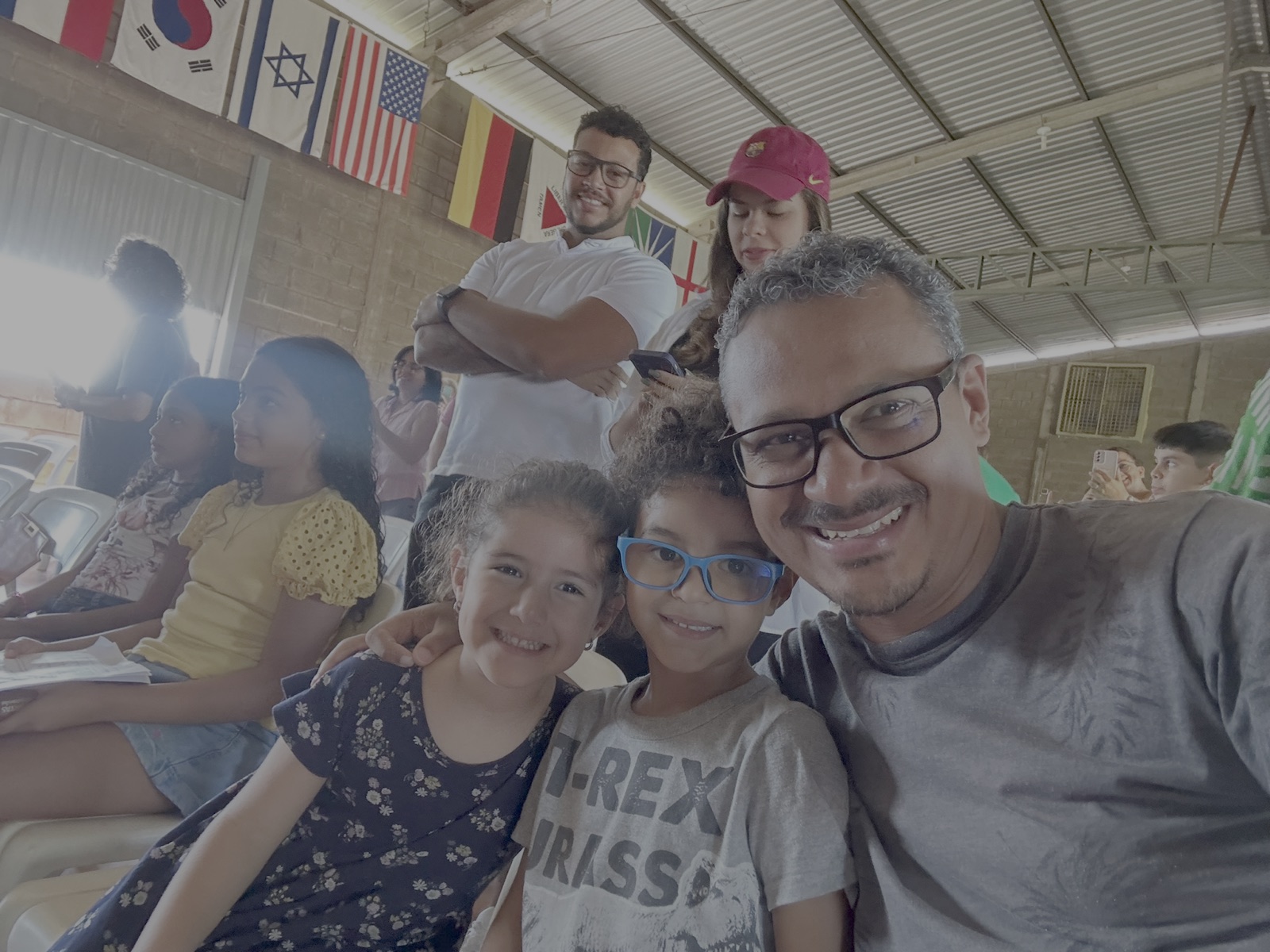 Eder com crianças em atividade missionária